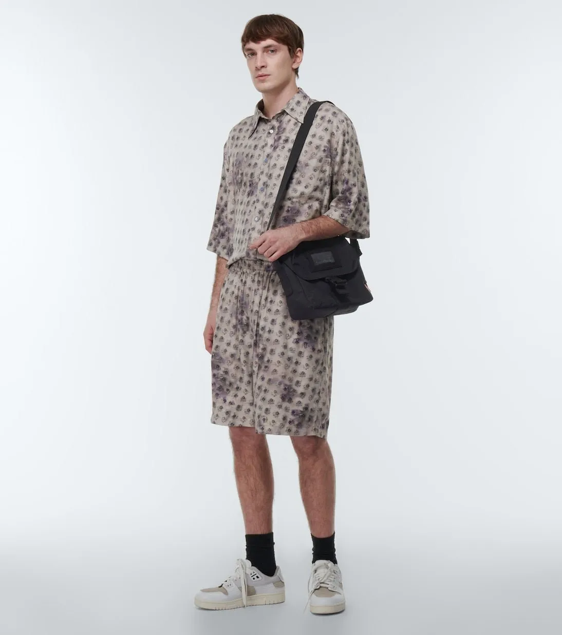 Acne Studios Short à motif fleuri